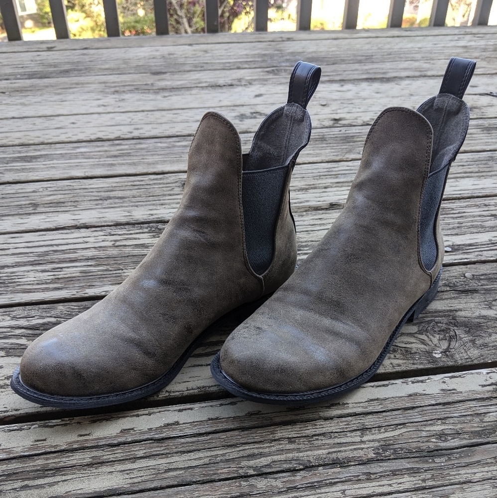 Guilty Soles  -Brown ankle Chelsea boots